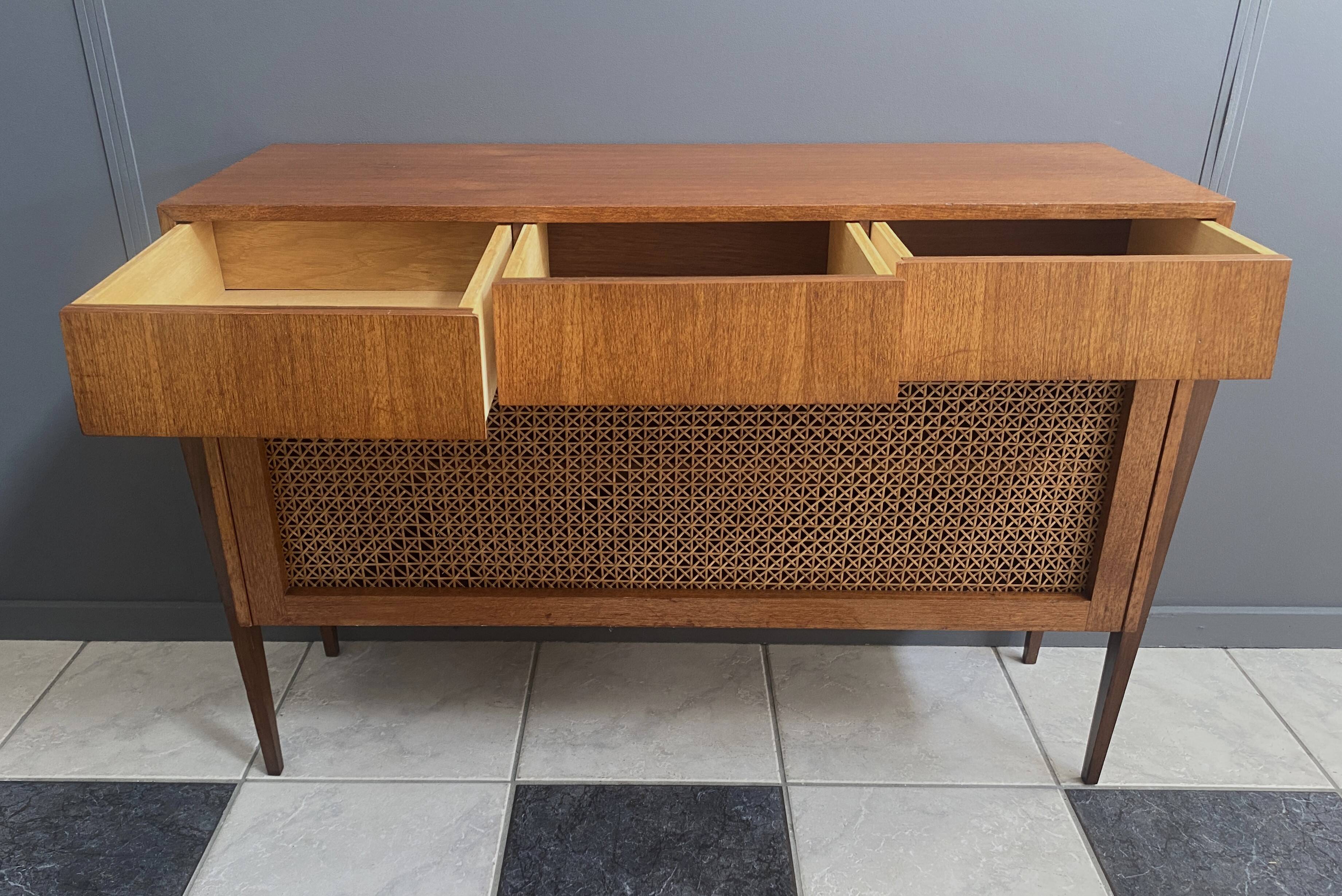 Petit buffet en teck avec façade sanglée, années 1960