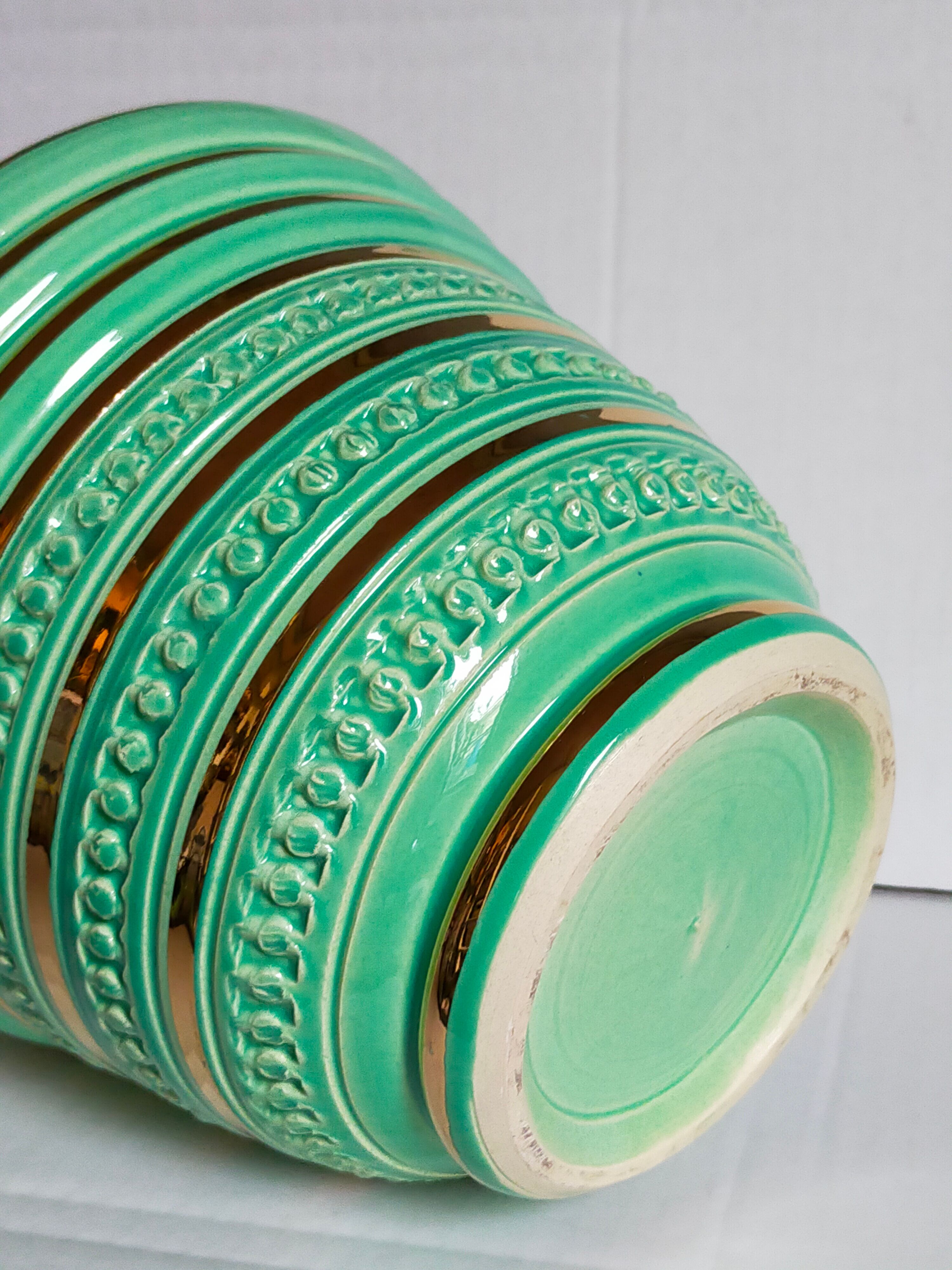 Ceramic pot cover in Art-Deco slurry