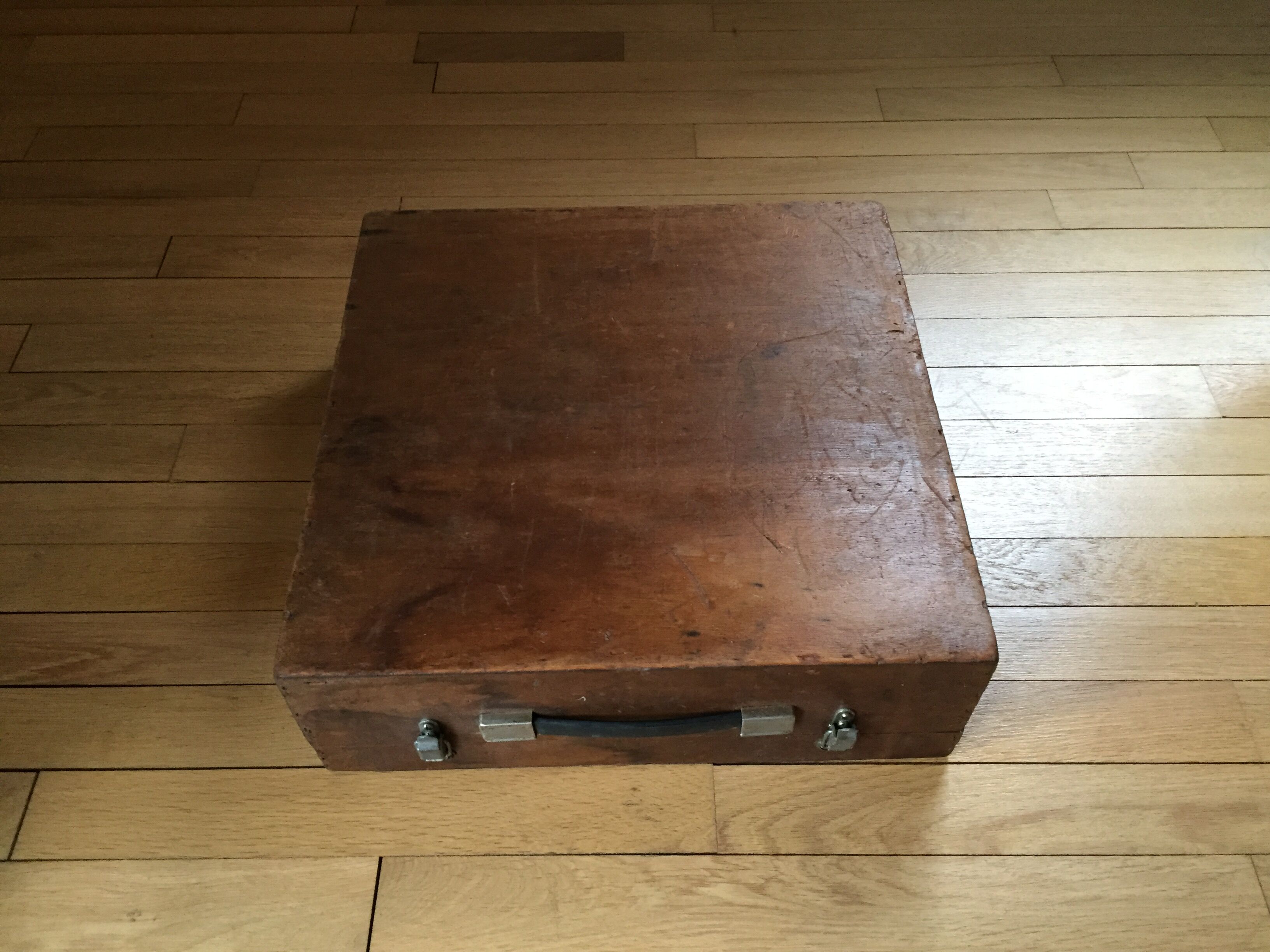 Valise ou caisse en bois vintage de rangement