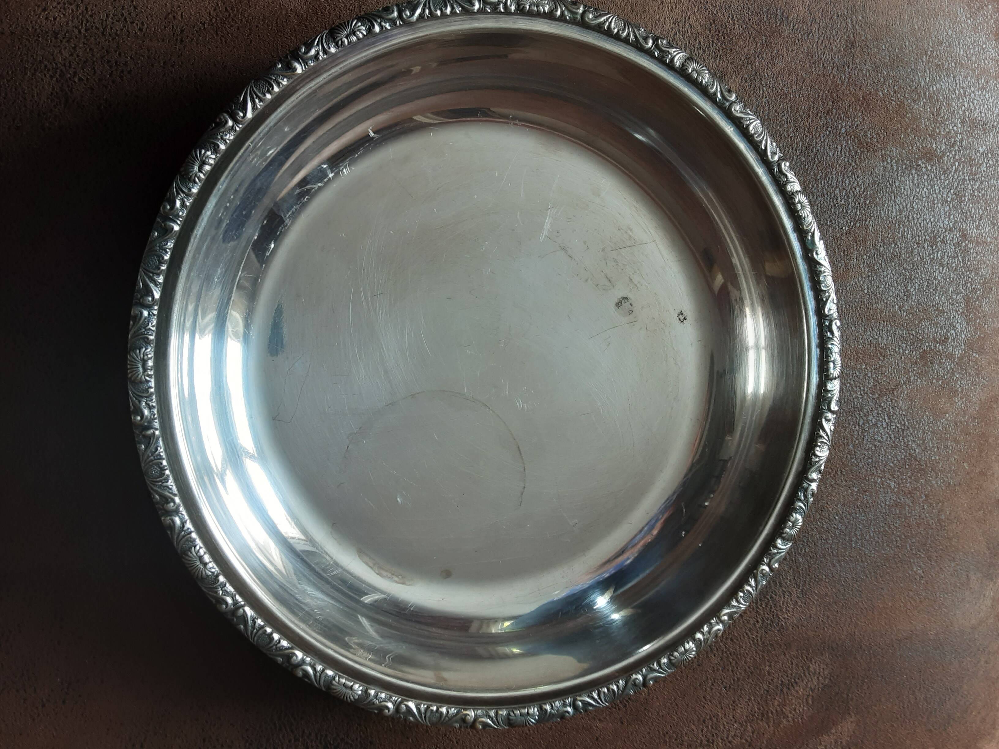 Hollow round silver metal dish