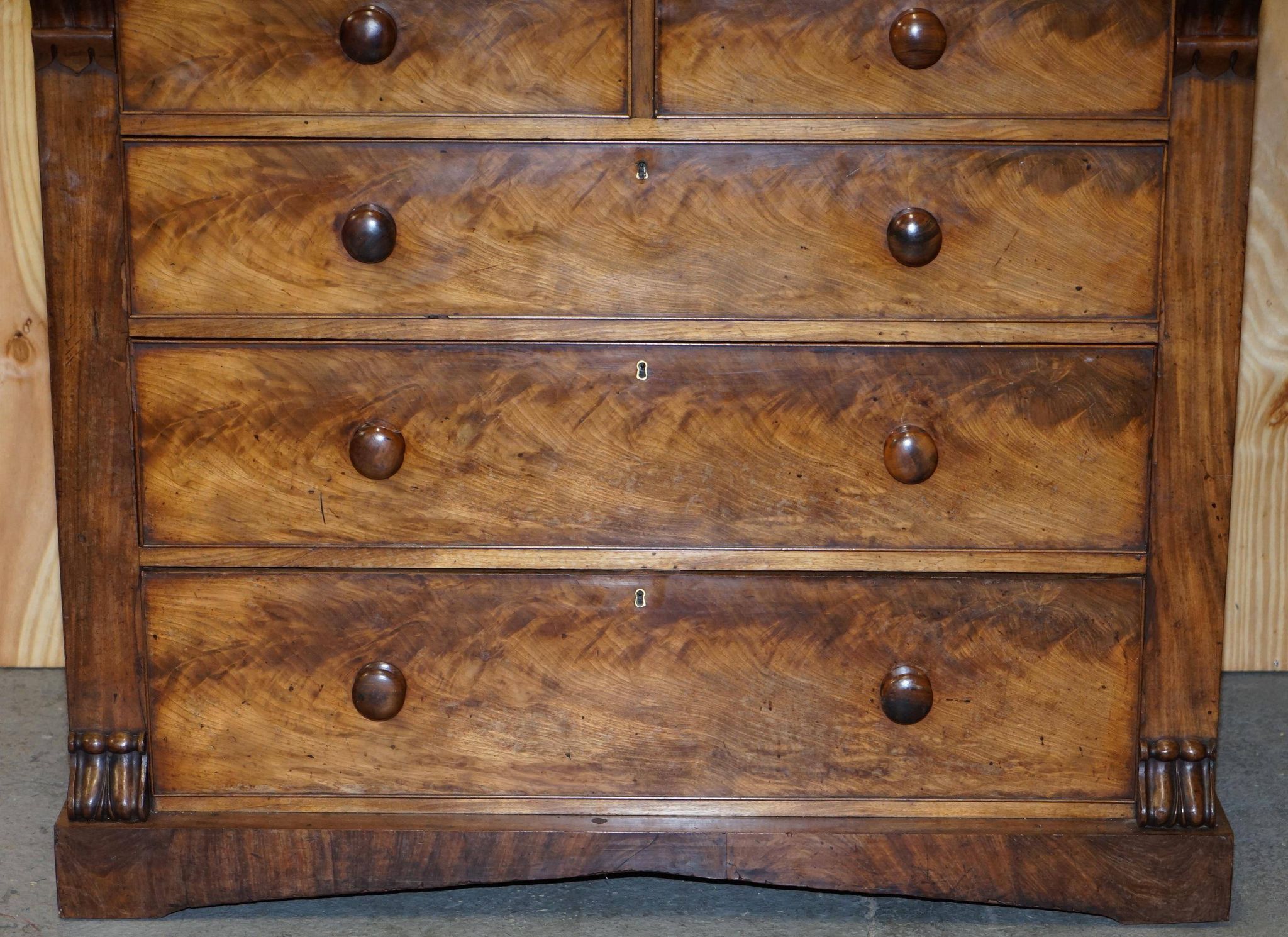 Commode en bois dur flammé victorien XIXe siècle avec tiroir caché
