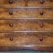 Commode en bois dur flammé victorien XIXe siècle avec tiroir caché