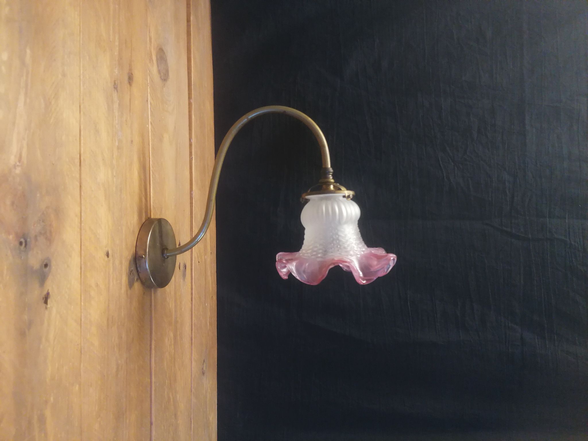 Swan collar wall applique and glass pressed Pink and white - 60s
