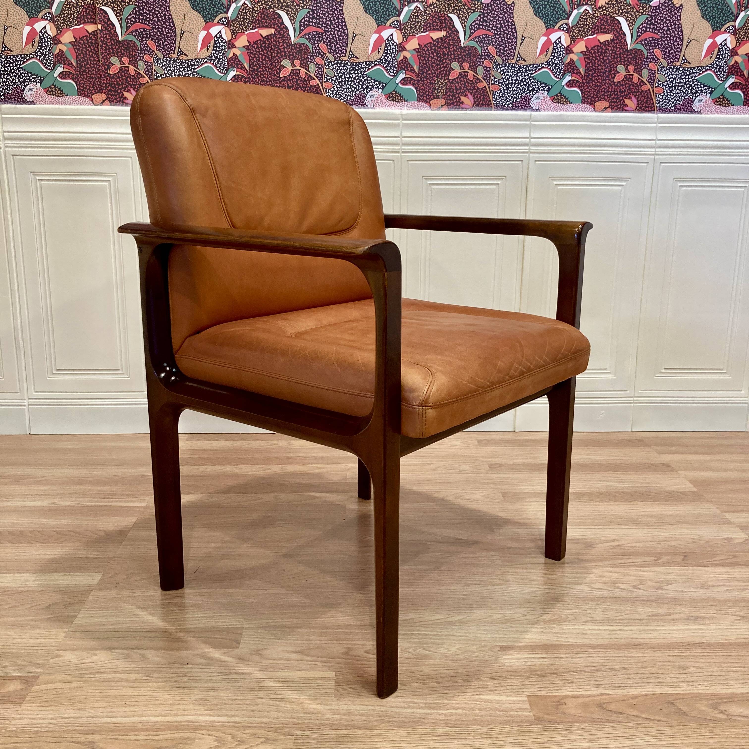 FAUTEUIL CUIR "DESIGN 1960".