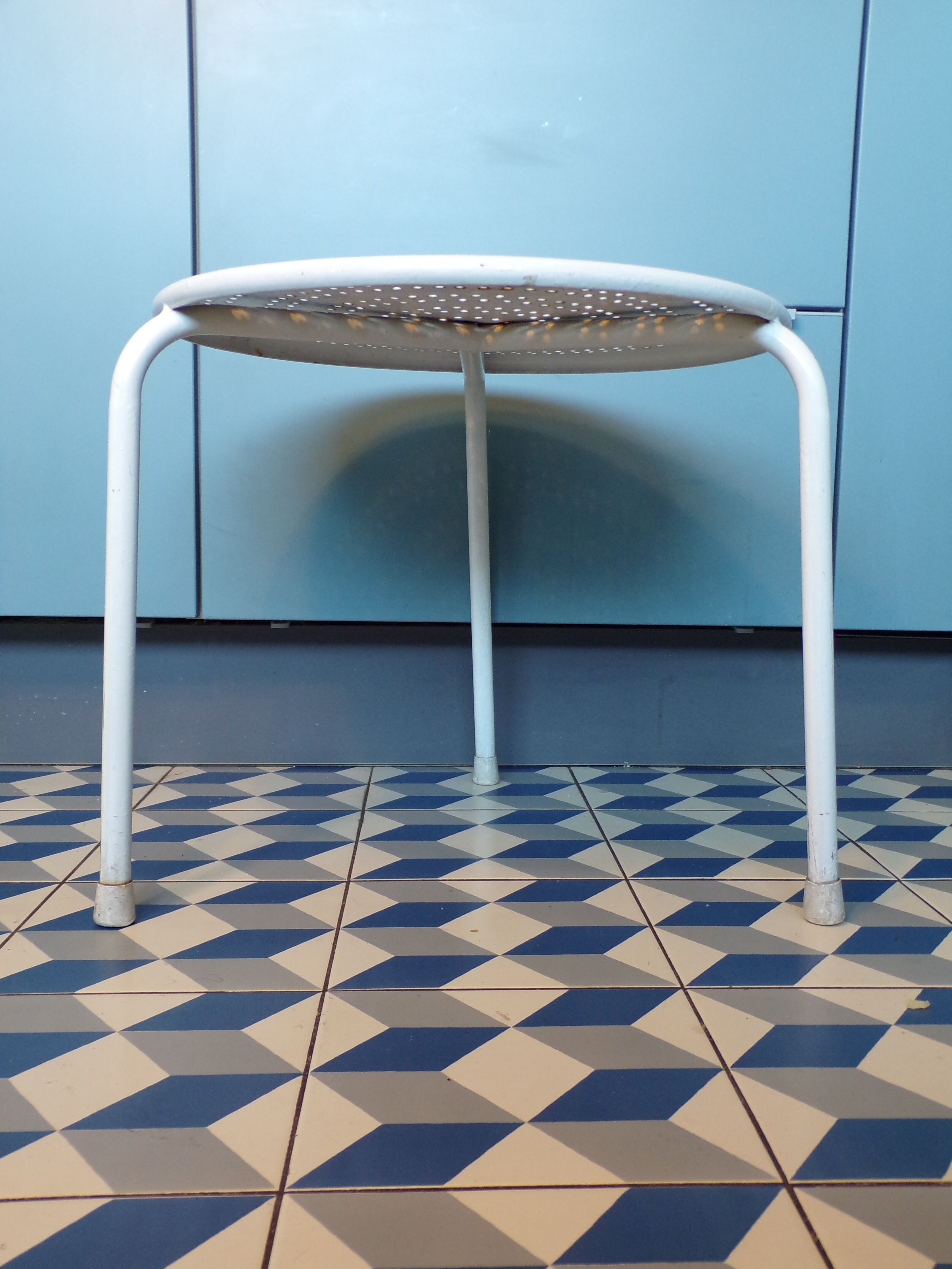 Table basse de jardin en tôle perforée
