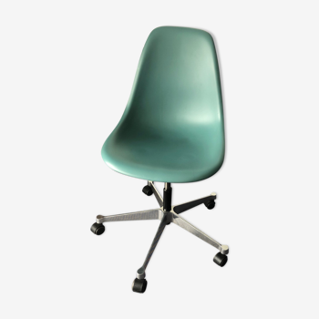 Rotating Ch.&R. Eames office chair, height adjustable, stamped and edited by Vitra