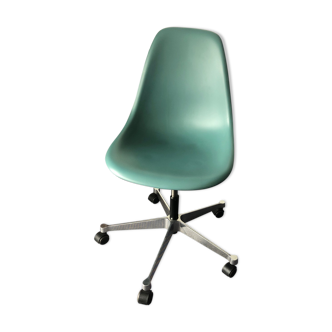 Rotating Ch.&R. Eames office chair, height adjustable, stamped and edited by Vitra