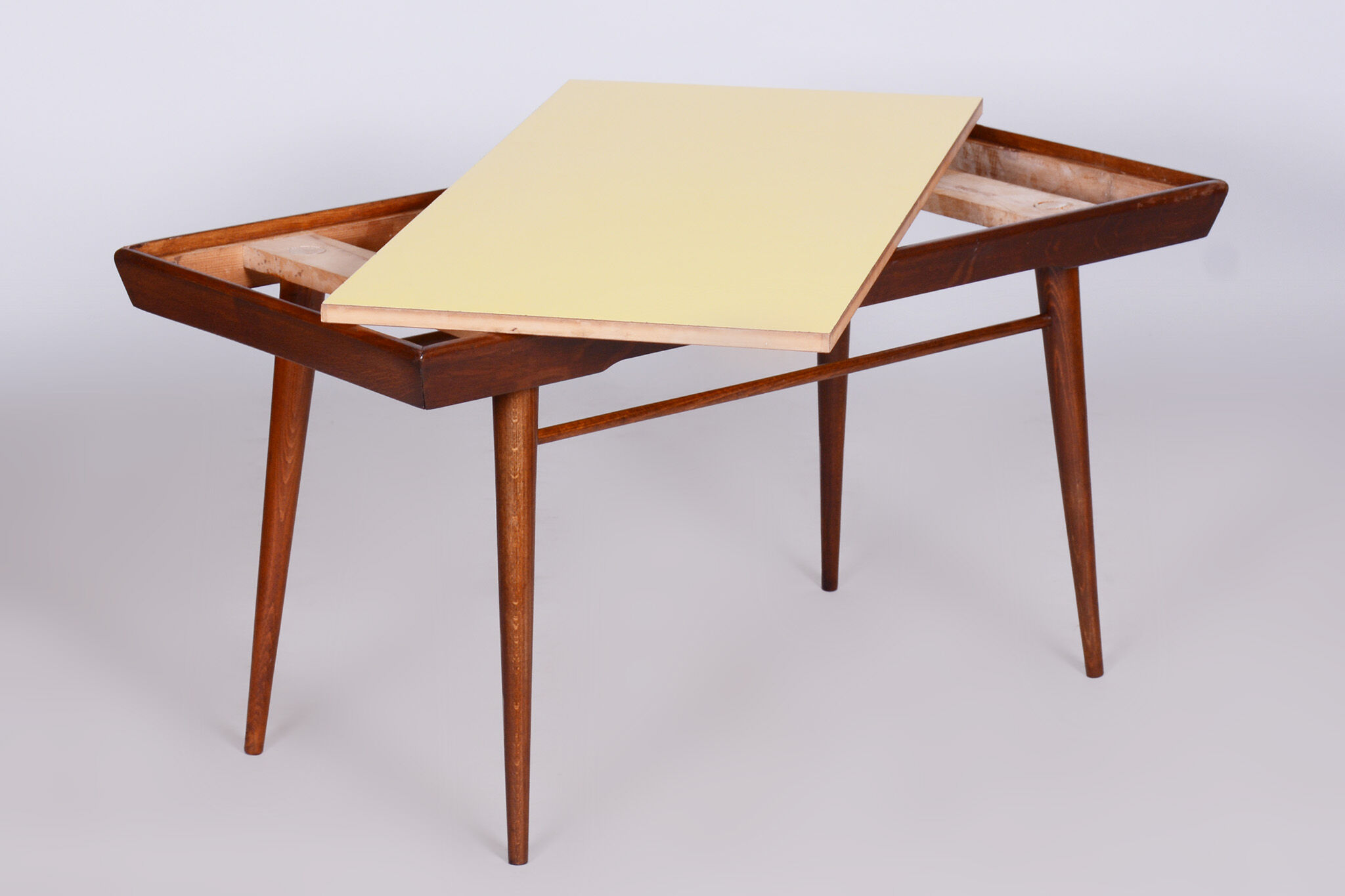 Table basse, plateau pivotant, hêtre, Umakart, Tchéquie, années 1950