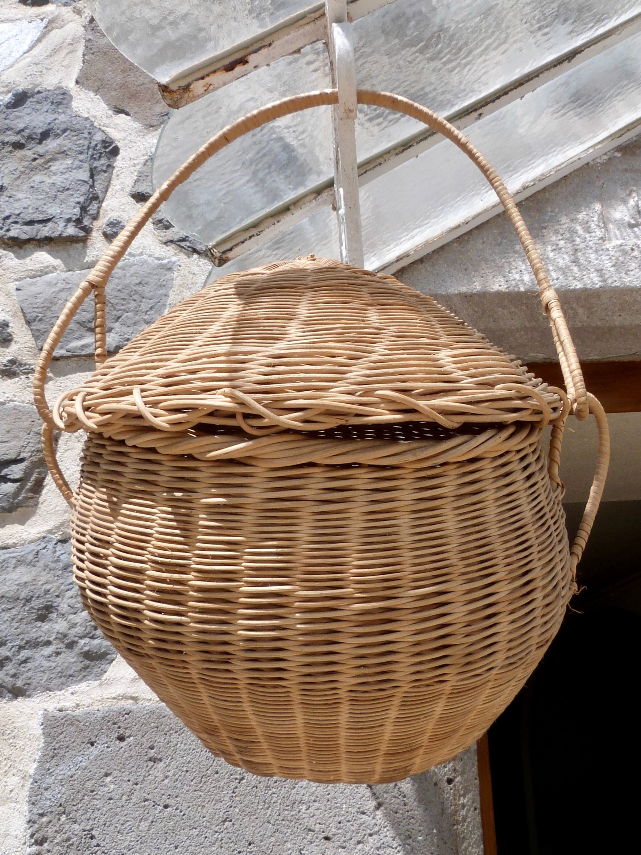 Round wicker basket with lid