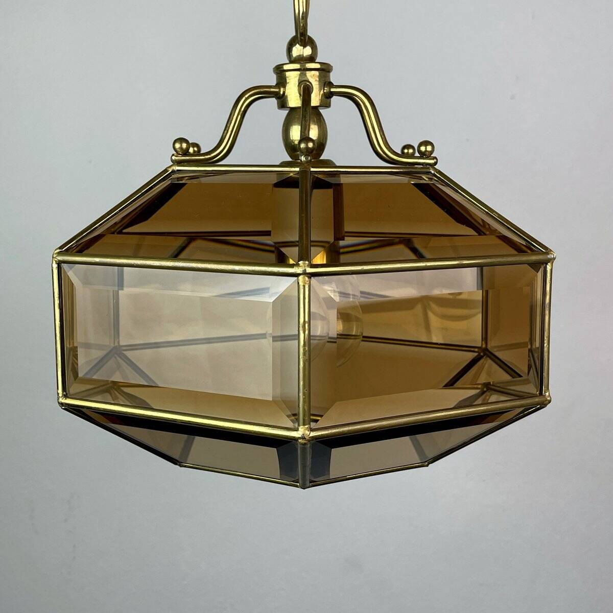 Vintage hexagonal diamond-cut crystal chandelier in gilded brass, Italy, 1960s.