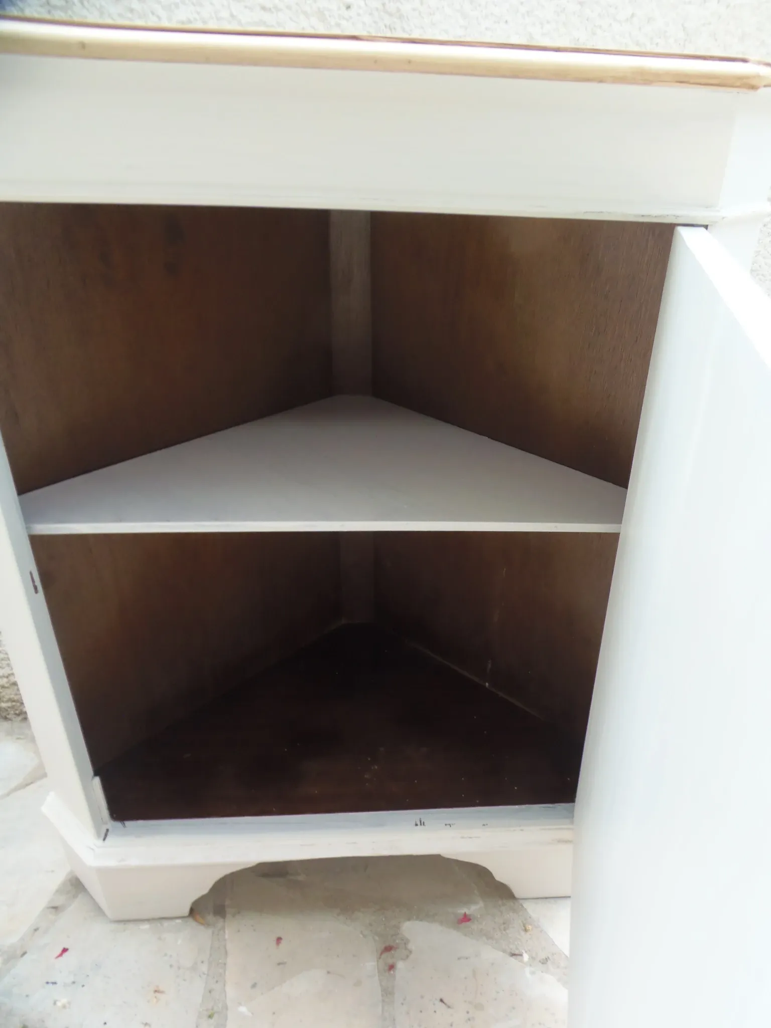 Vintage English corner cabinet enhanced in pearl grey, wooden top.