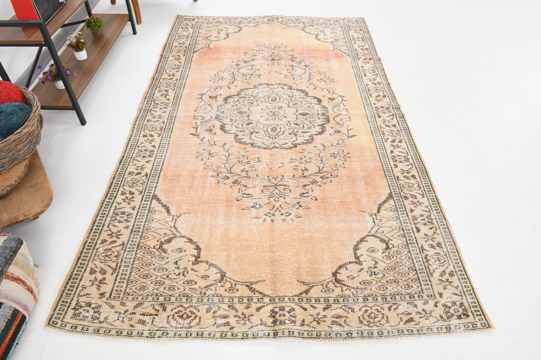 Madallion classic style distressed rug 266x161 cm