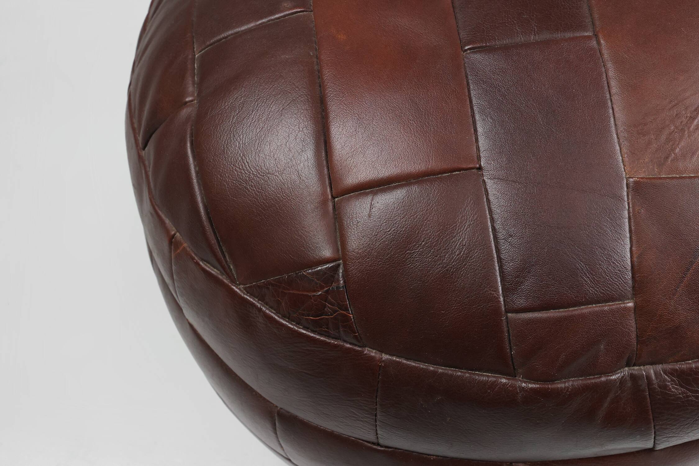 Pouf ottoman en cuir patchwork français vintage, années 1960