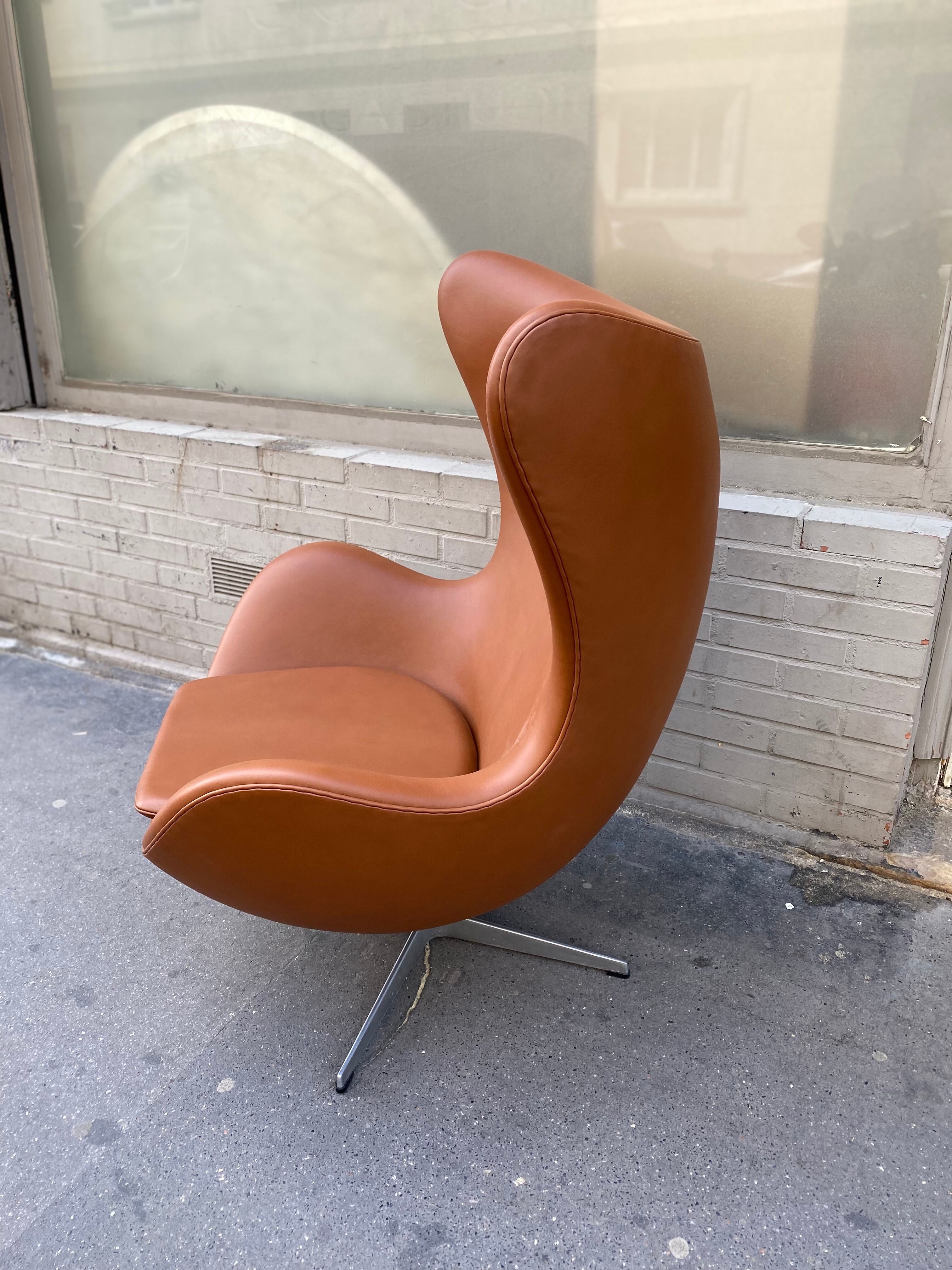 EGG Chair design Arne Jacobsen edition Fritz Hansen brown leather