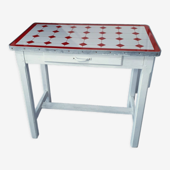 Bureau vintage table d'appoint blanche dessus a carreaux rouge, avec un tiroir