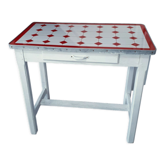 Bureau vintage table d'appoint blanche dessus a carreaux rouge, avec un tiroir