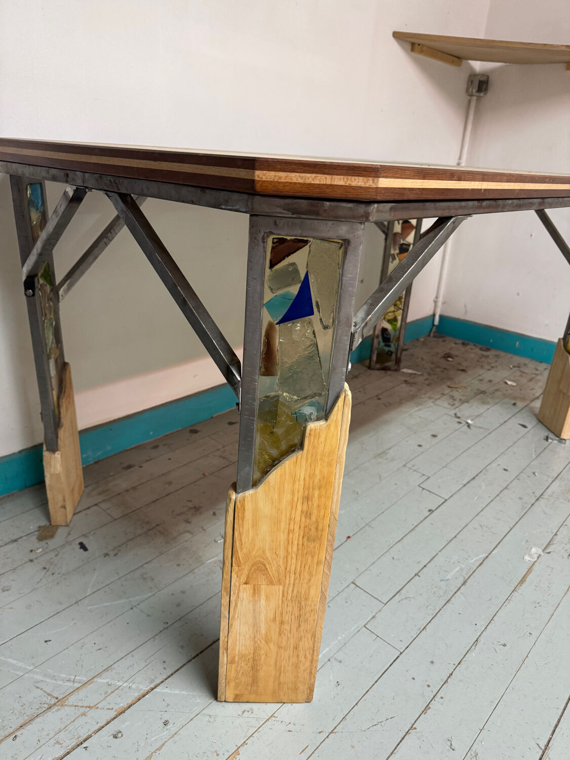 Bureau, table en bois, fer forgé et vitraux
