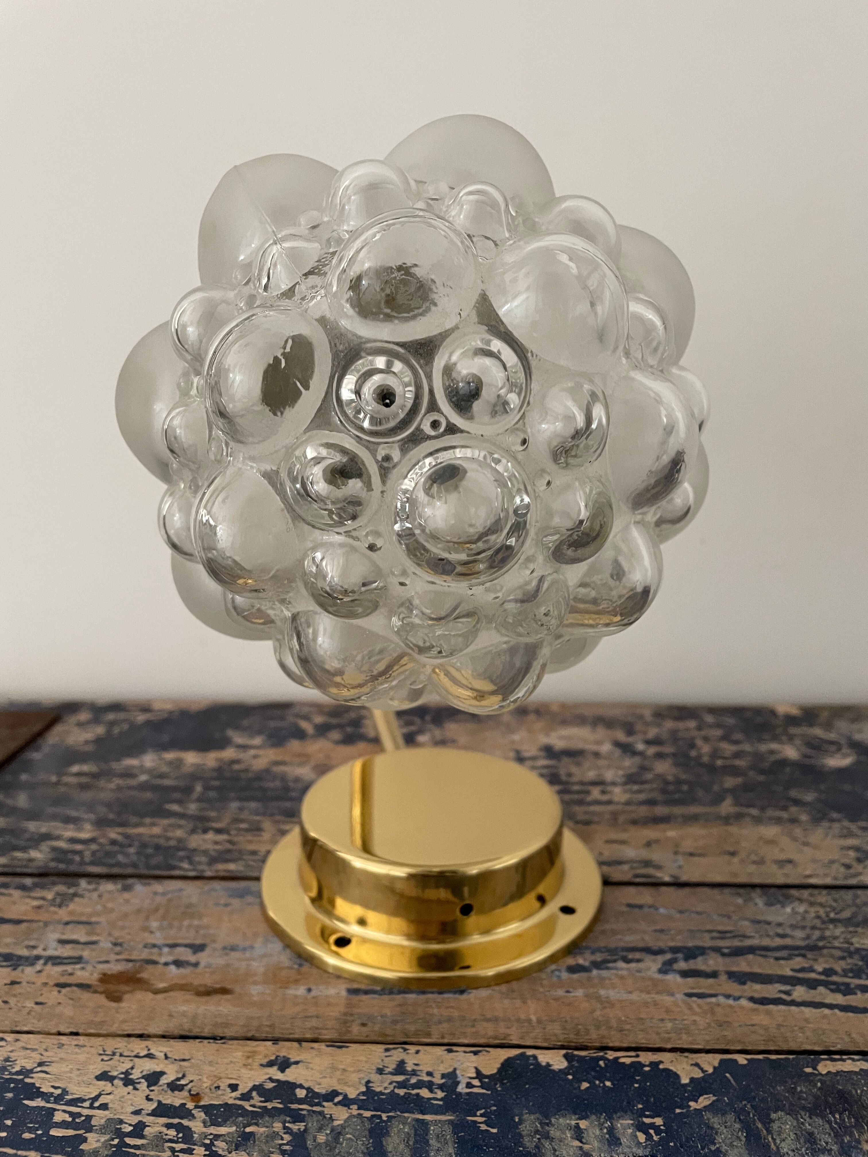 Applique vintage composée d’un globe en verre à bulles
