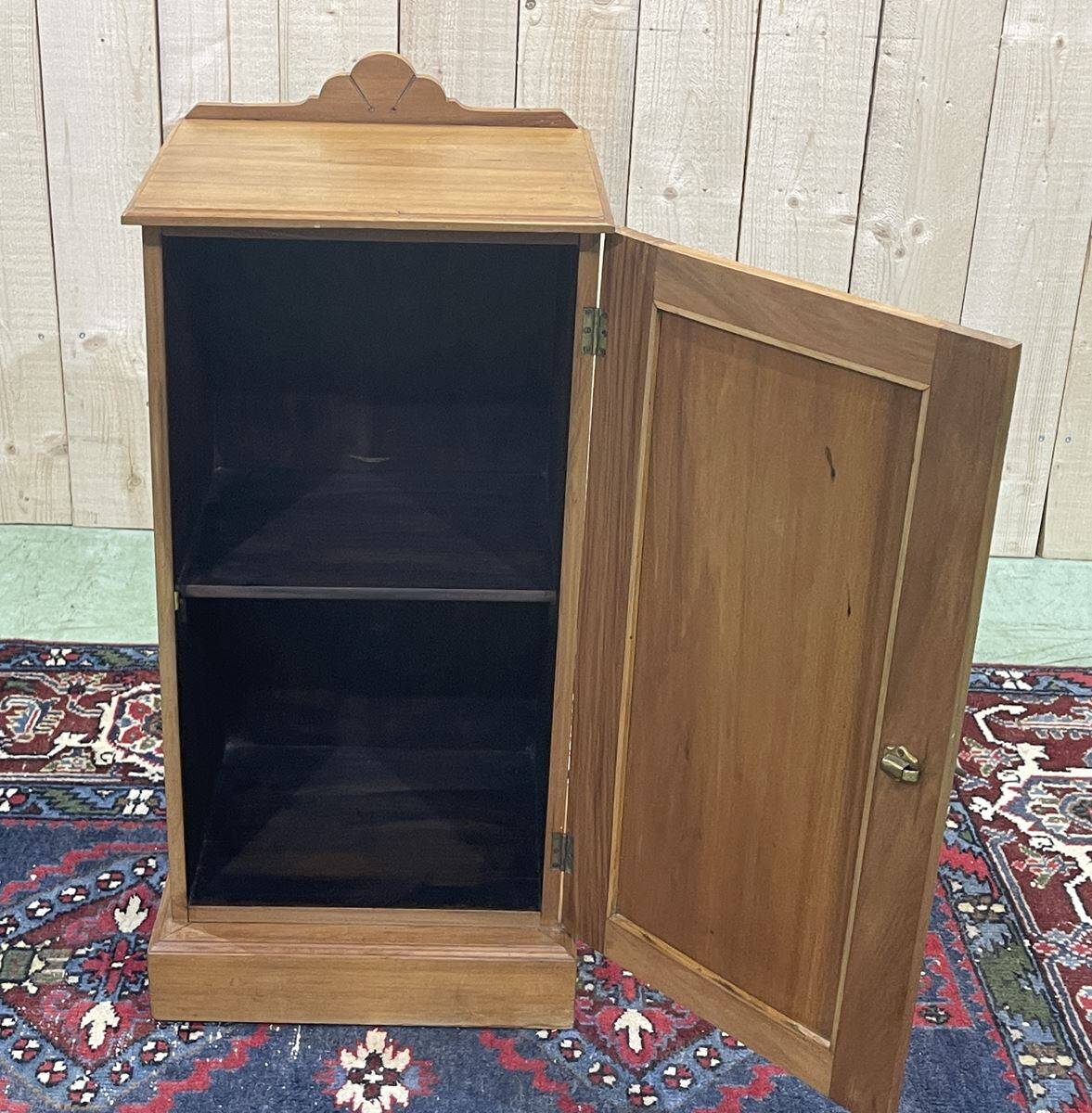 English bedside table in satin wood from the 1930s.