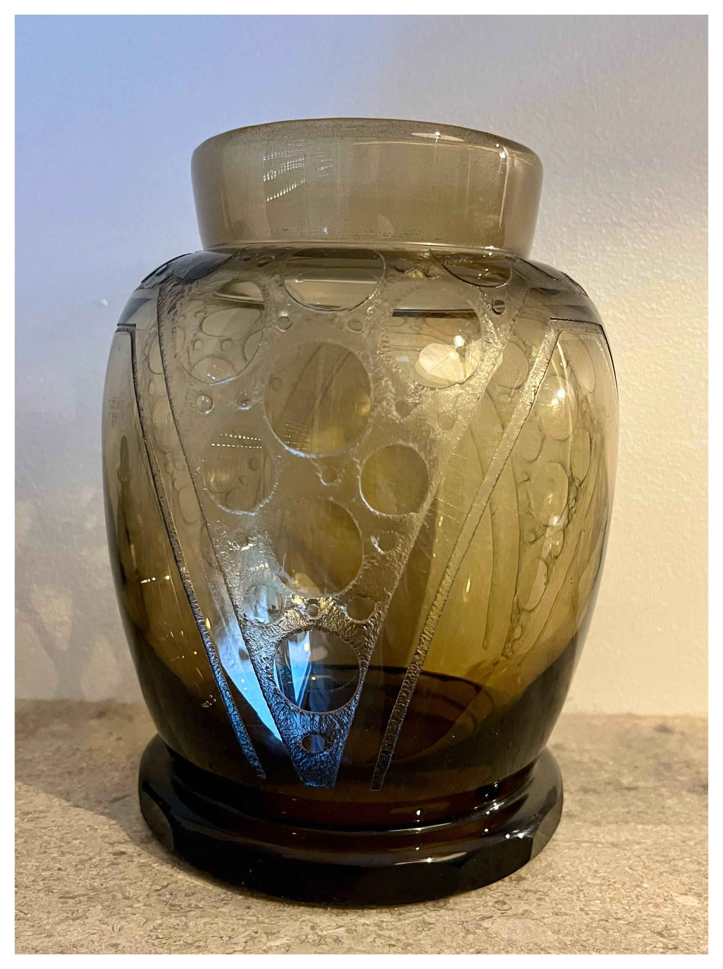 Art Deco vase from 1930 signed D'Argyl, acid-etched decoration.