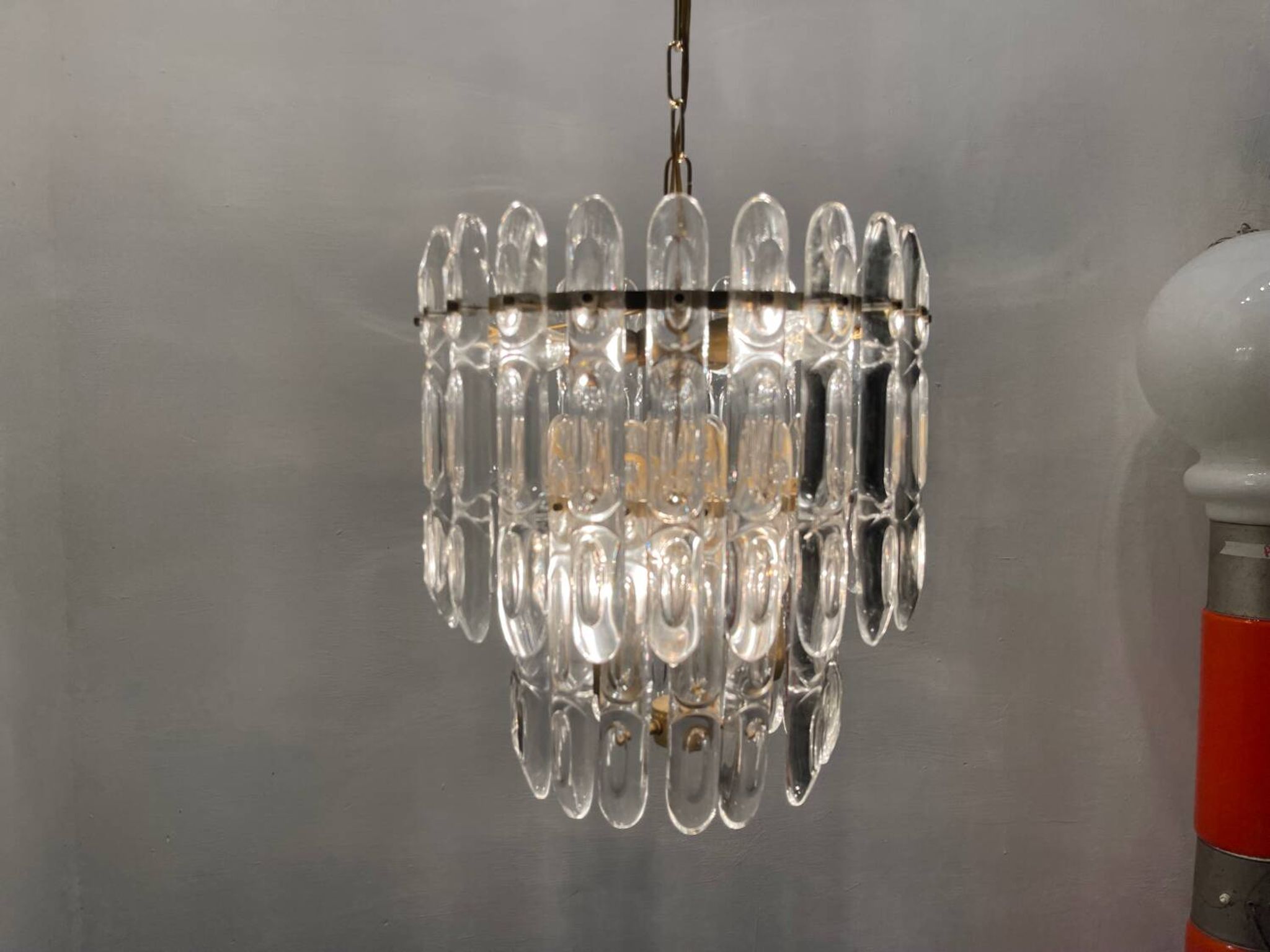 Lustre en cristal et laiton des années 1970