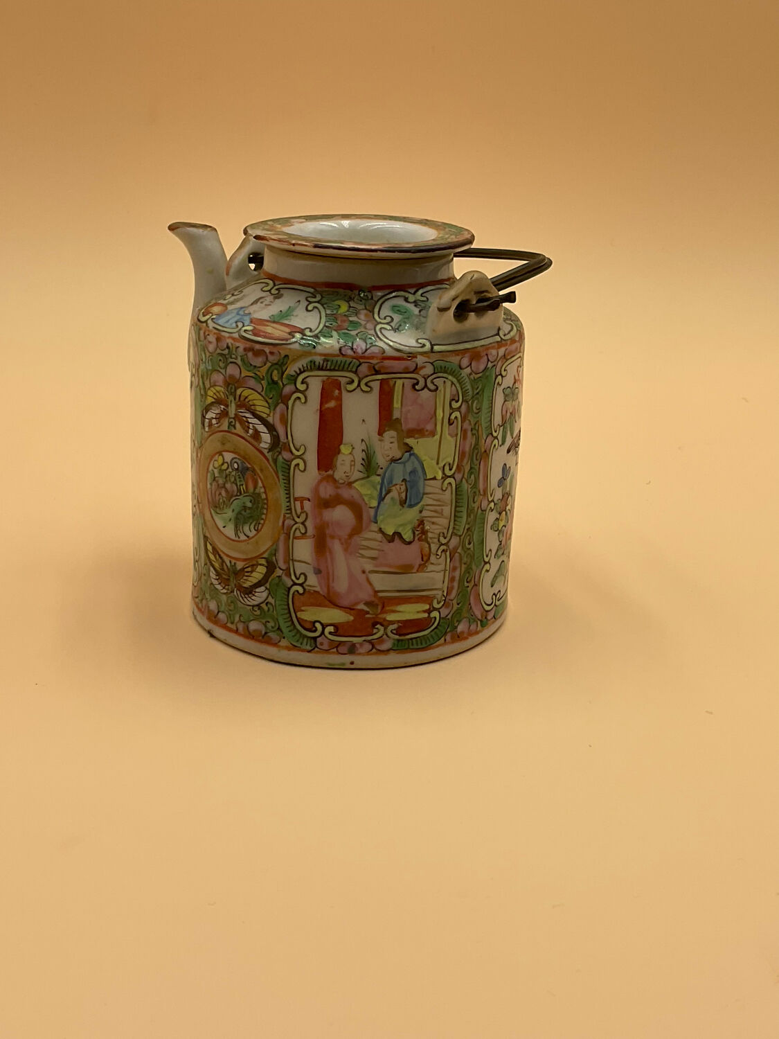 Porcelain teapot from China Canton XIX°