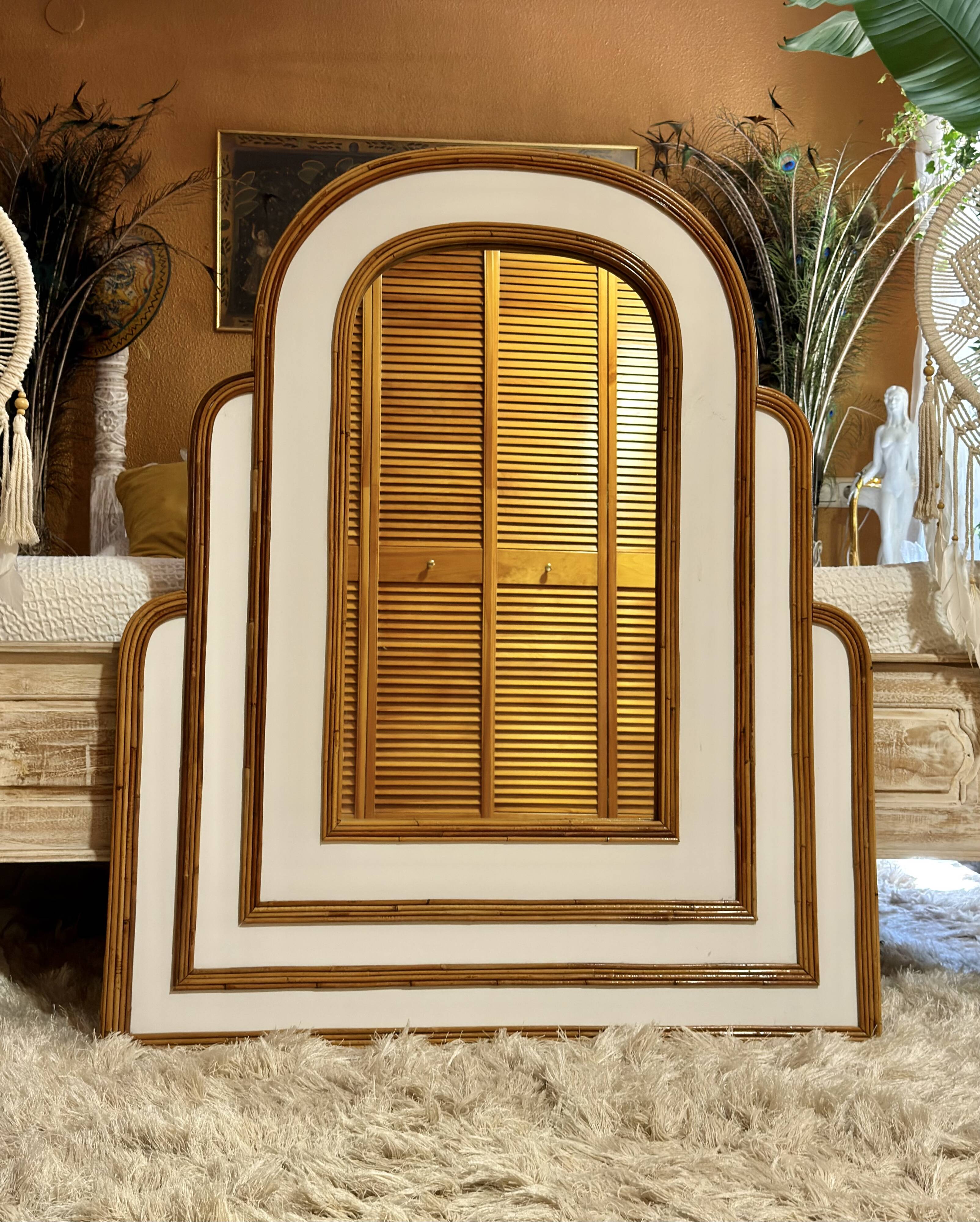 Miroir monumental Hollywood Regency tropical en canne de bambou, atr