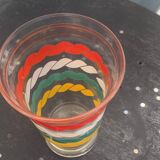 Vase en verre transparent et dore et lignes sérigraphies rouge, blanc, vert et jaune vintage 1960
