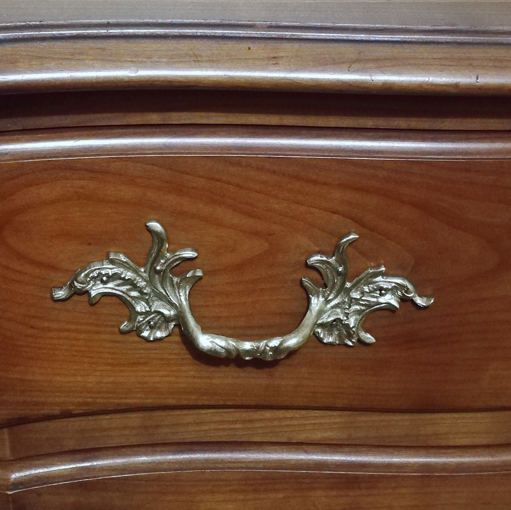 Commode arbalète trois tiroirs en merisier