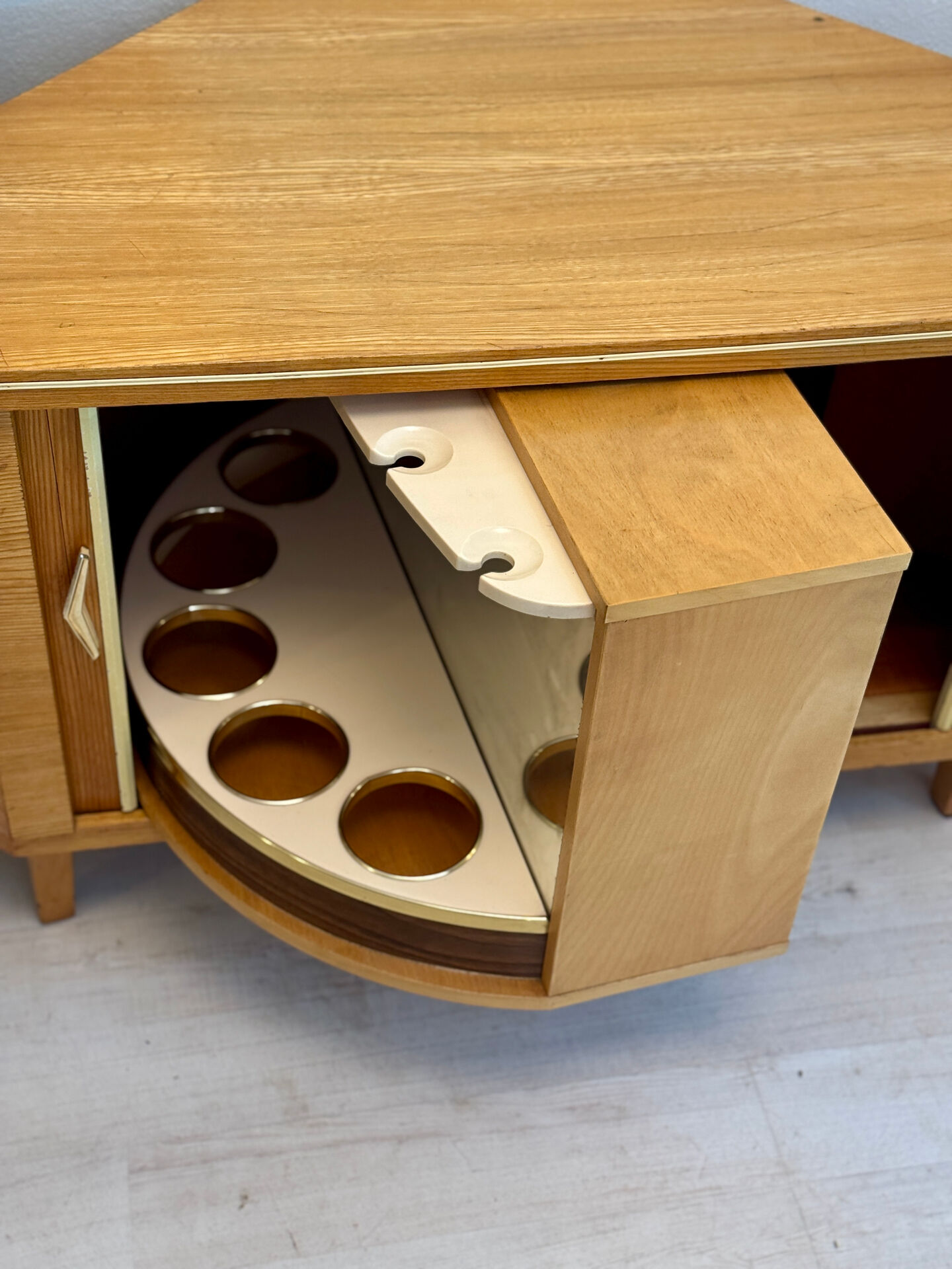 Cabinet de bar vintage « speakeasy »
