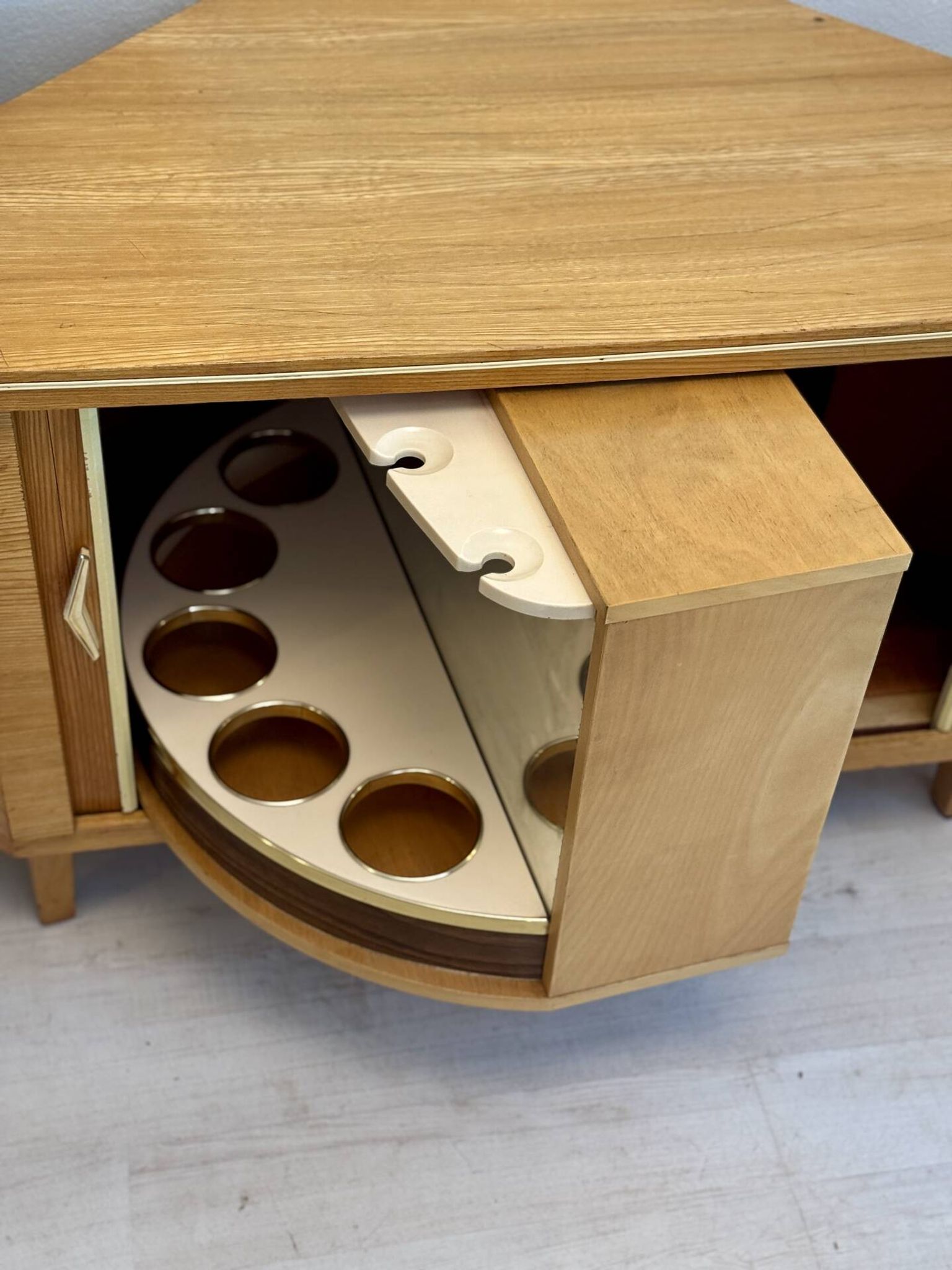 Cabinet de bar vintage « speakeasy »