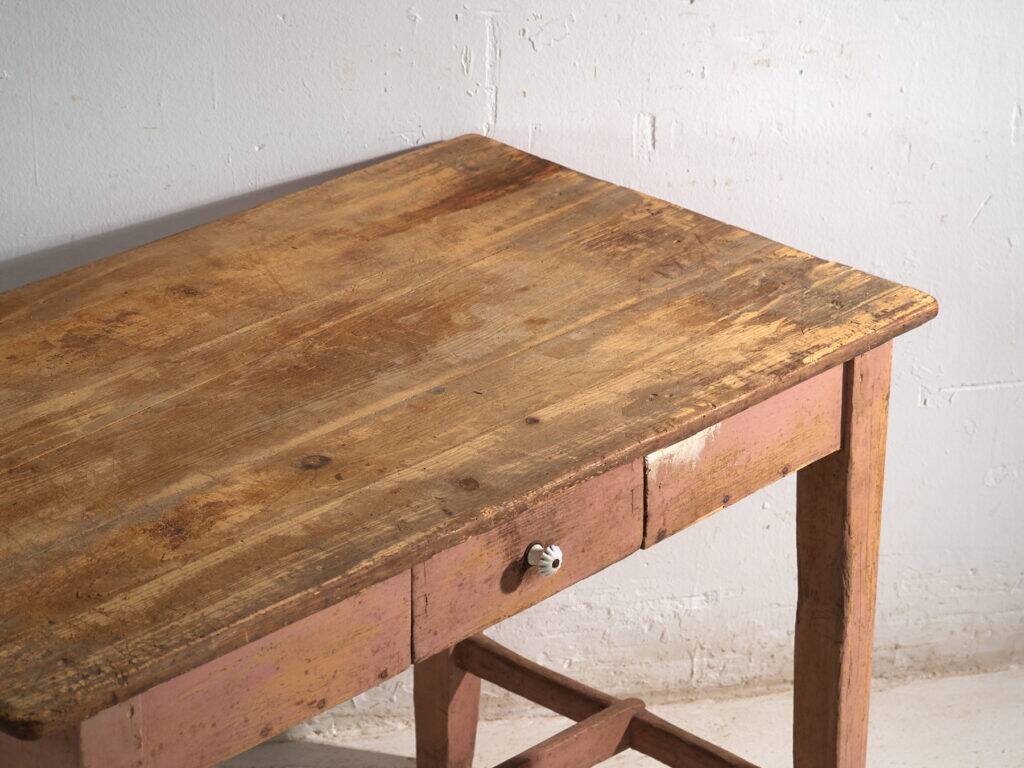 Table de cuisine ancienne en bois de pin – Europe centrale, vers 1900