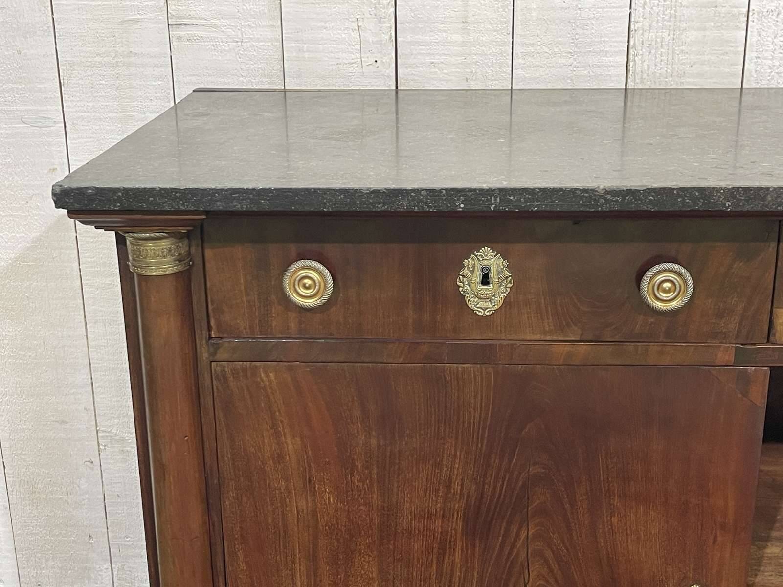 Buffet Empire début XIXème en acajou et dessus marbre noir