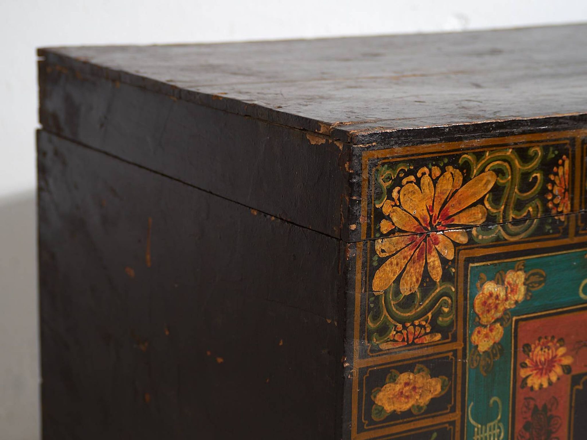 Malle chinoise ancienne de couleur foncée avec des motifs floraux (c.1900) #2