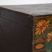 Malle chinoise ancienne de couleur foncée avec des motifs floraux (c.1900) #2