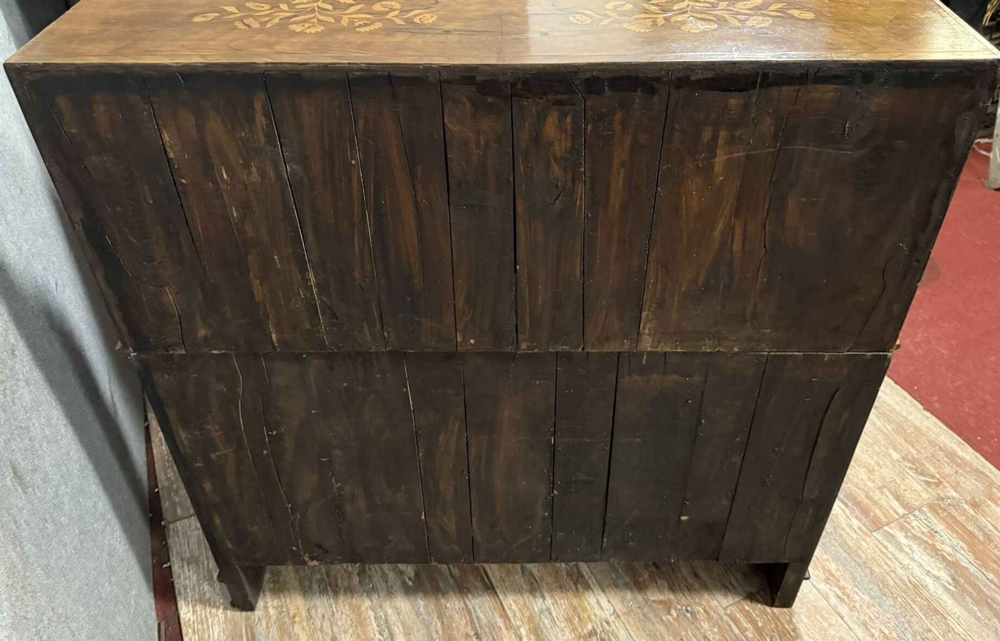 Holland 18th century: Scribanne chest of drawers with curved shape in molded wood