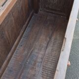 Coffre haut ancien en bois