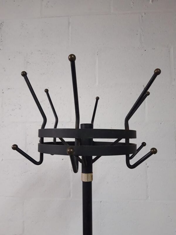 Porte-manteau noir vintage avec accent doré