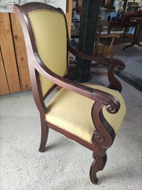 2 anciens fauteuils assortis en bois et tissus