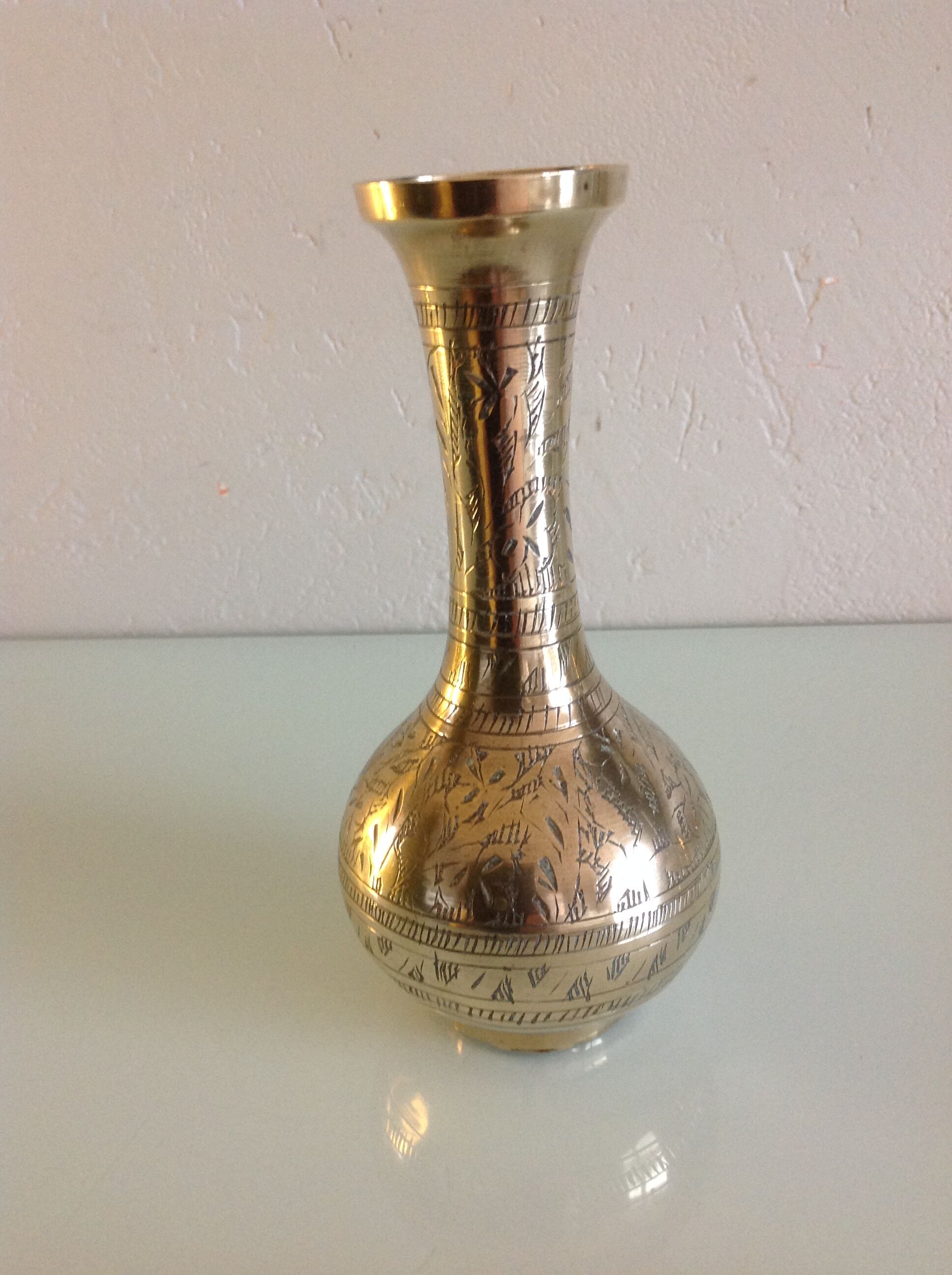 Vase soliflore en laiton ciselé vintage années 60-70