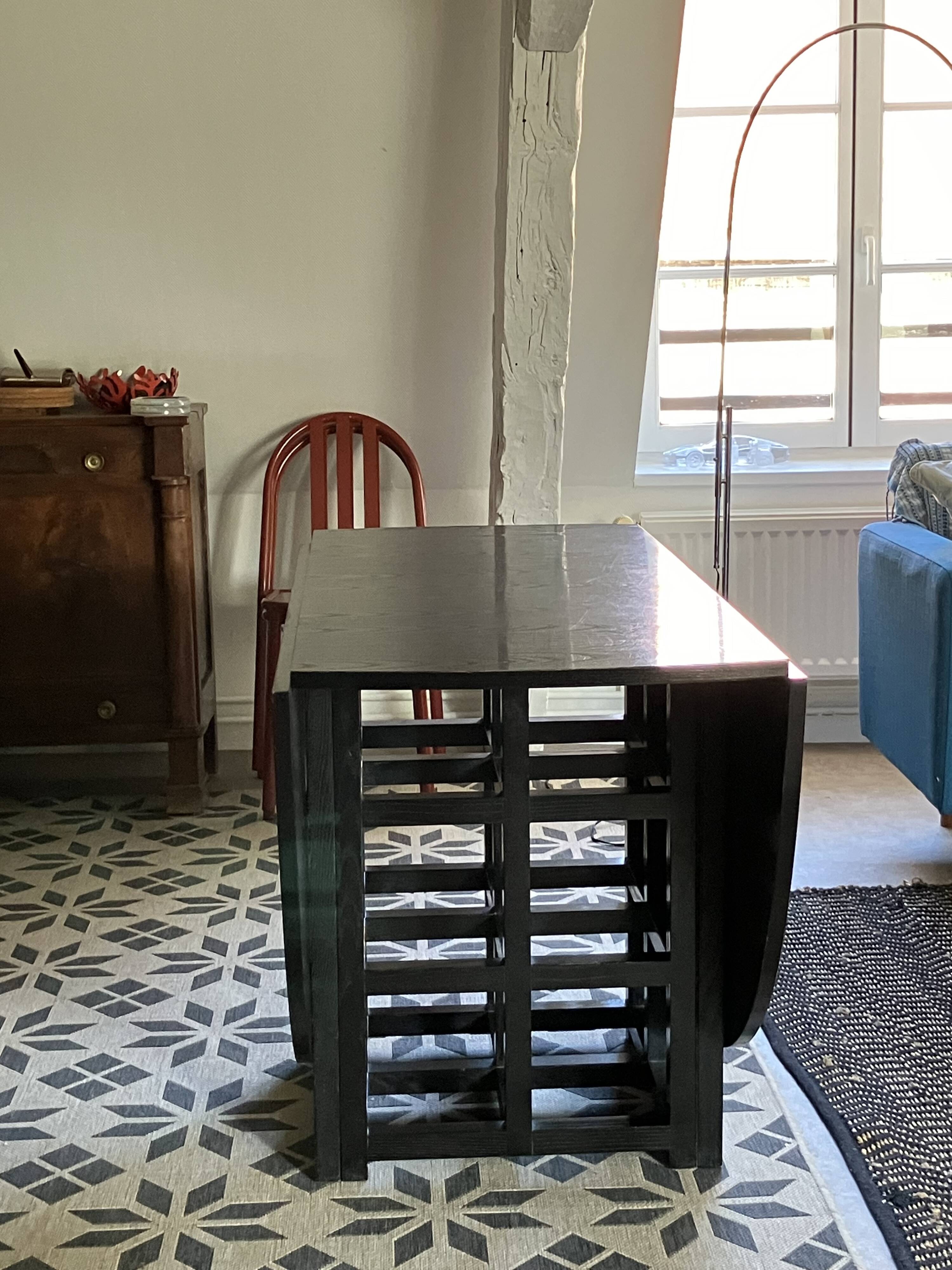 Extendable Macintosh table