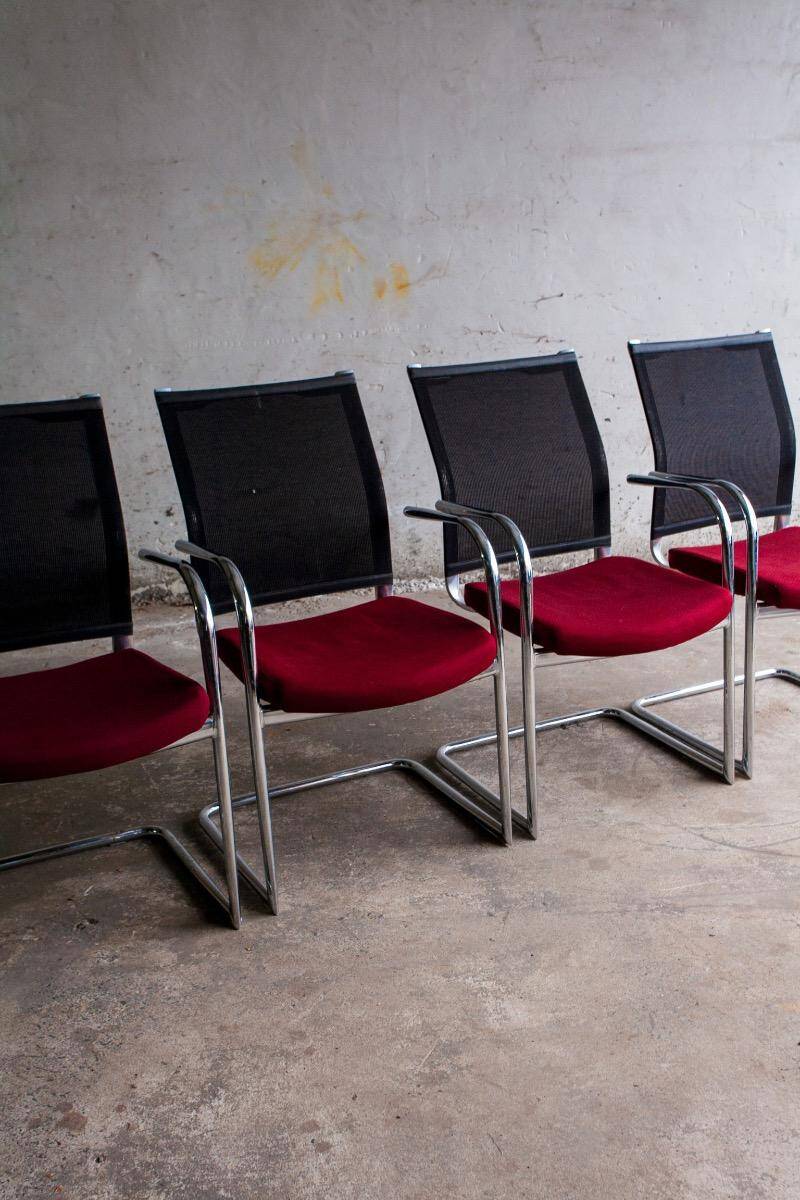 Lot de 4 chaises cantilever avec assise bordeaux et dossier en maille