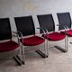 Lot de 4 chaises cantilever avec assise bordeaux et dossier en maille