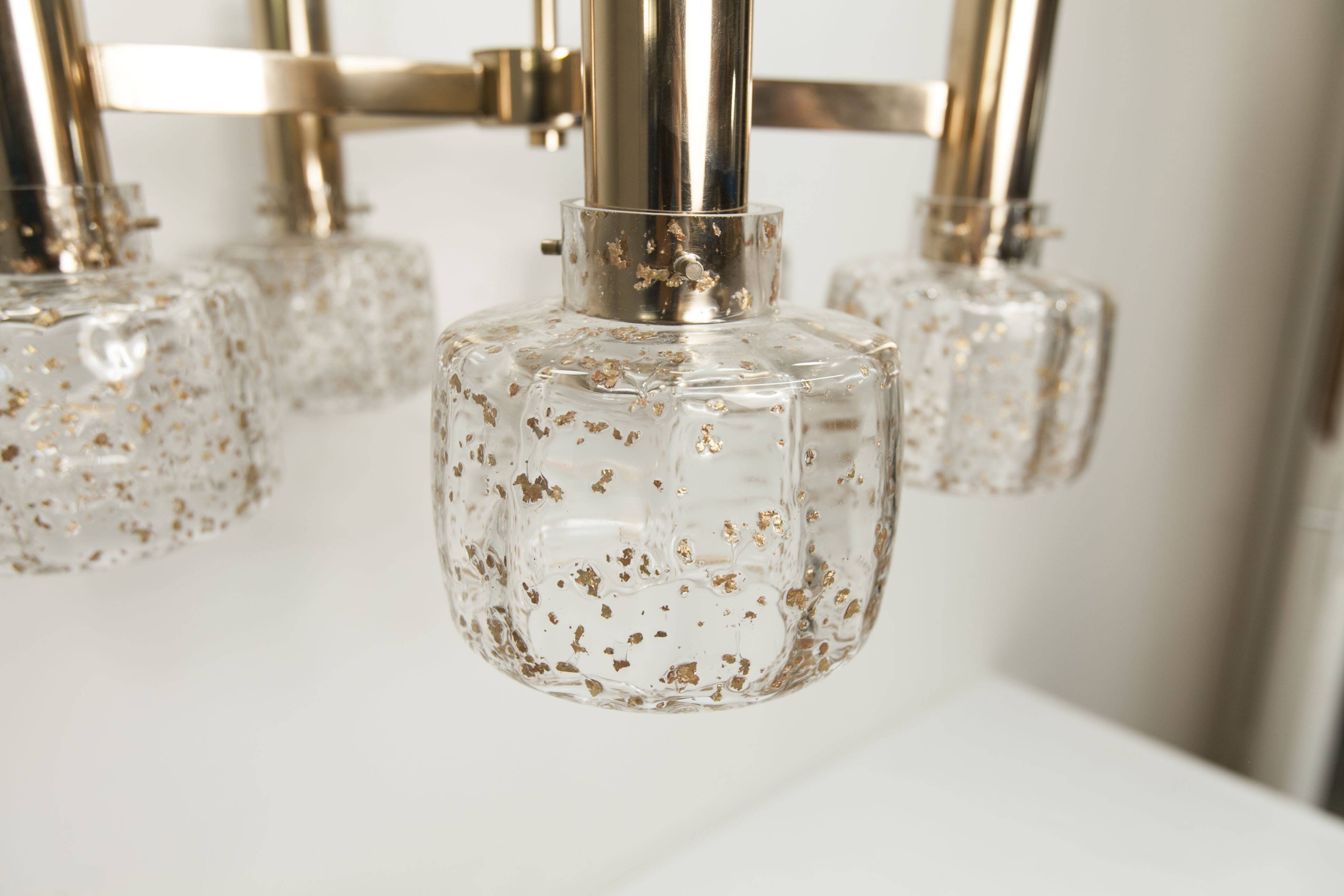 Lustre 5 branches doré et verre soufflé à paillettes dorées 1960