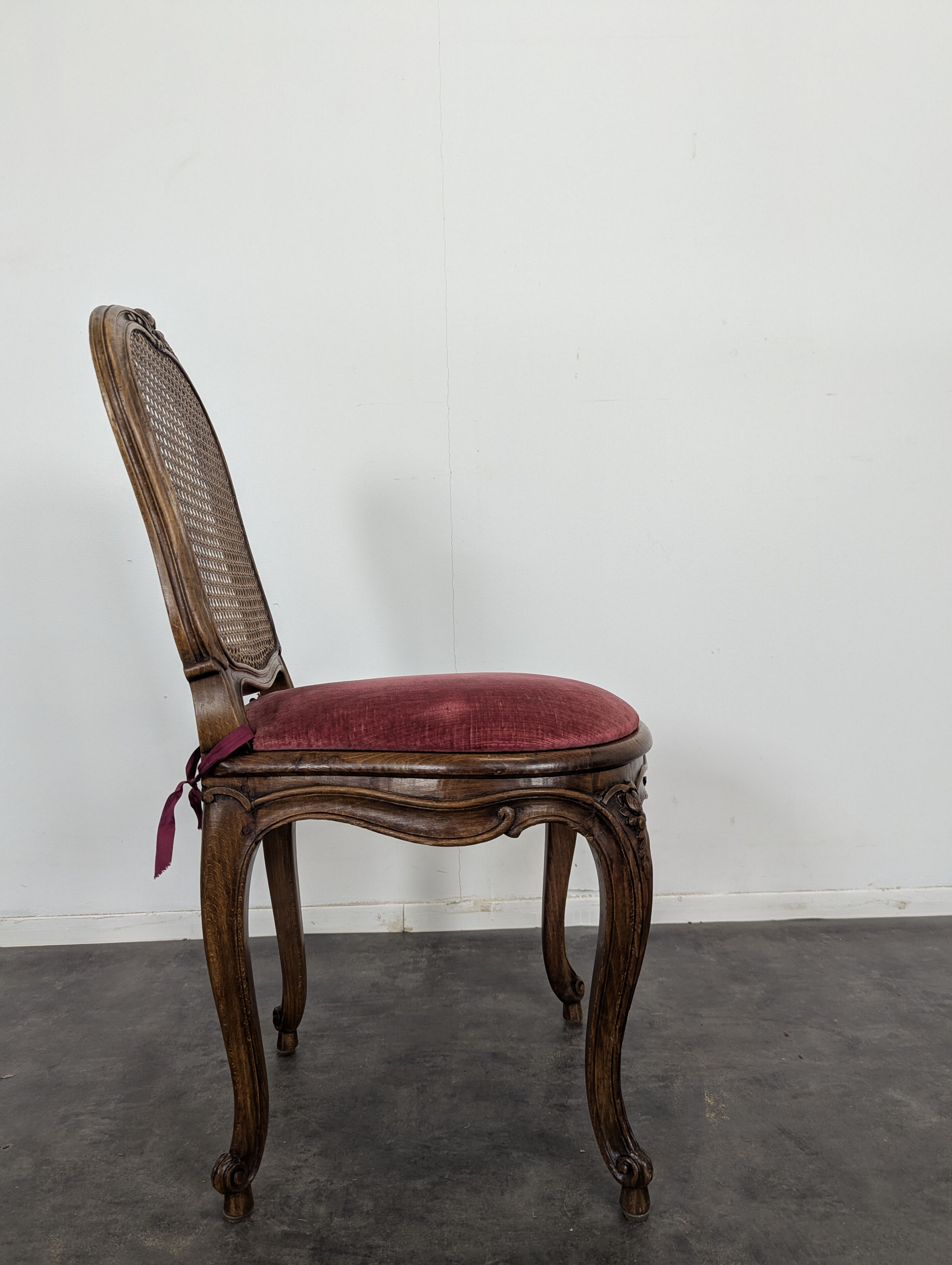 Série de 8 chaises cannées de style Louis XV