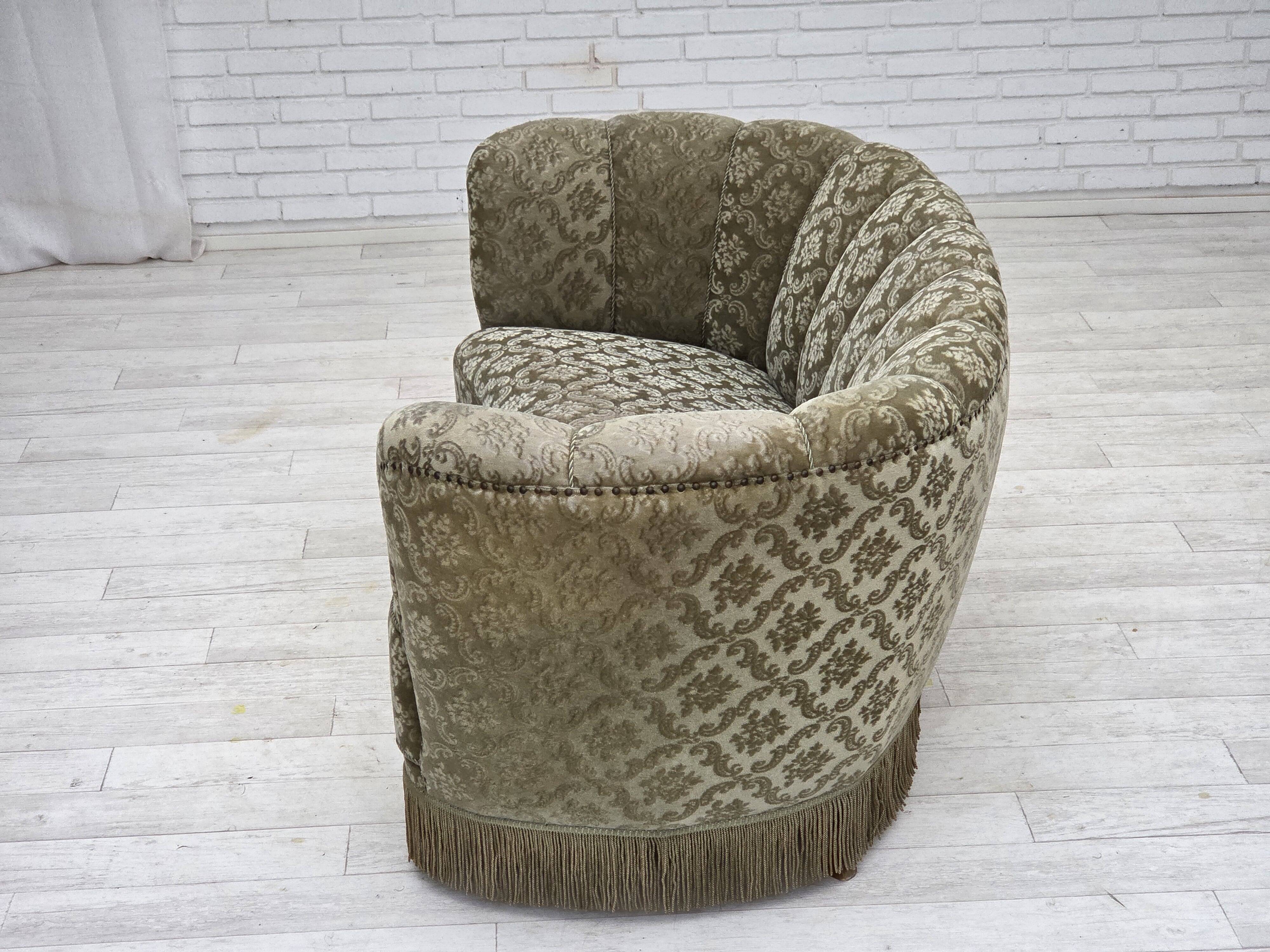 Canapé incurvé 2 places danois des années 1960, revêtement en velours vert clair.