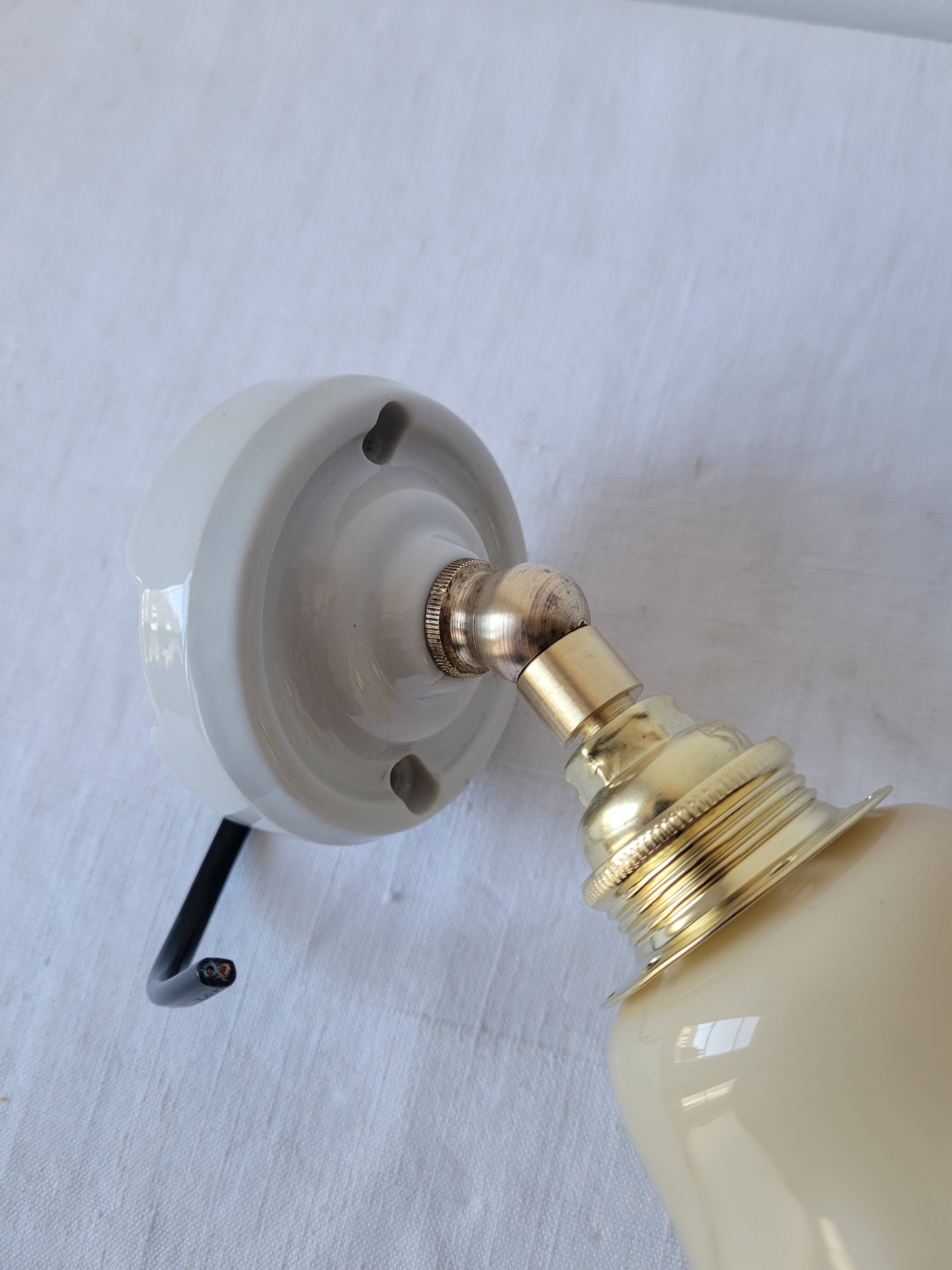 Art Deco wall lamp in porcelain and opaline