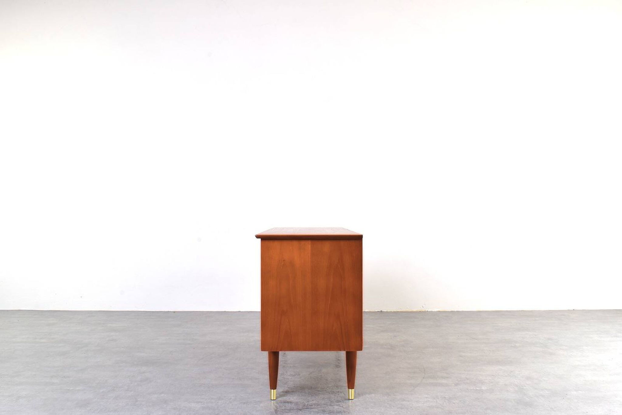 Buffet en teck du milieu du siècle par Fredrik A. Kayser, Norvège, années 1960.