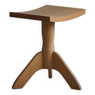 Swivelling tripod stool in elm, mid-century Danish design, 1970s.