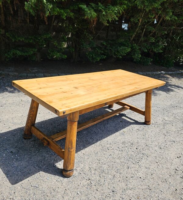 Table brutaliste et banc